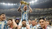 Lionel Messi Argentina trophy 121822.jpg