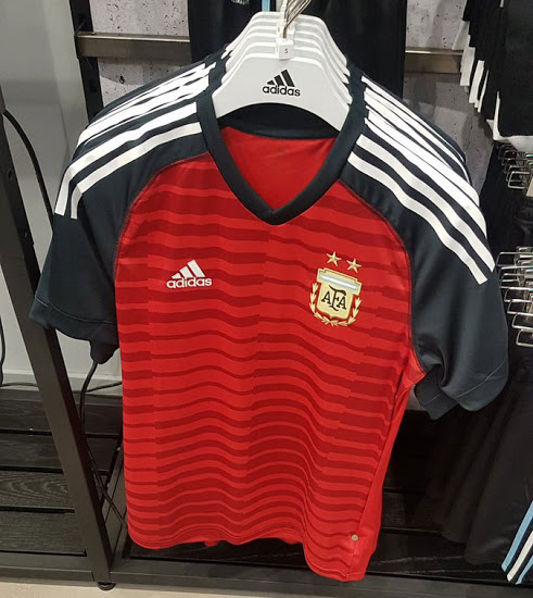 argentina-2018-goalkeeper-kit (2).jpg