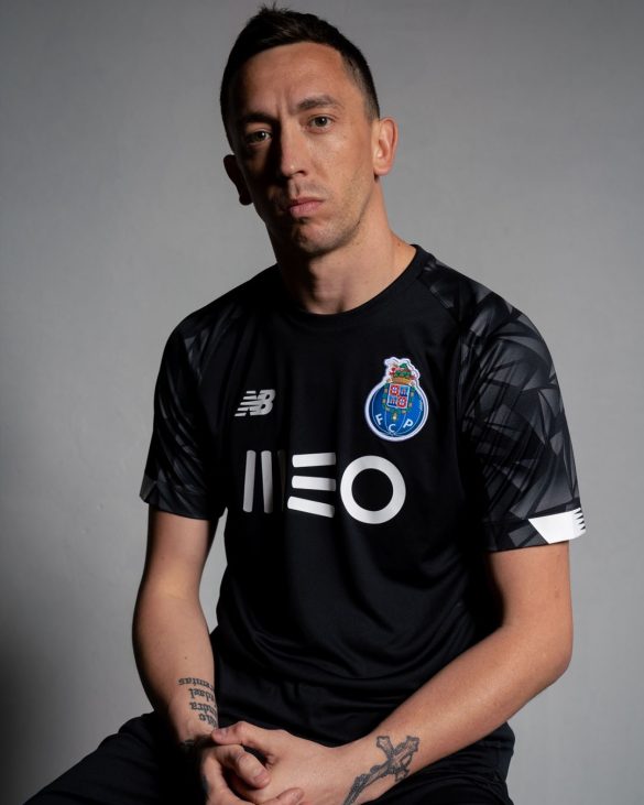 Camisas-do-FC-Porto-2020-2021-New-Balance-Goleiro-1-585x731.jpg